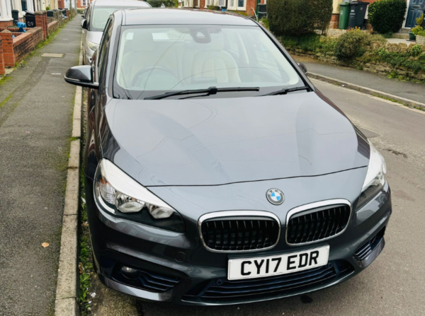 UDN taxi front three-quarter view